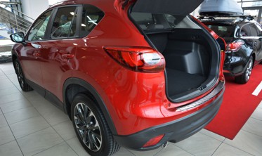 Накладка на бампер с загибом и ребрами Mazda CX-5 черная (графит) фото