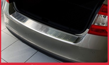 Накладка на бампер с загибом и ребрами Skoda Rapid  фото