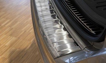 Накладка на бампер із загином та ребрами Volvo XC60 фото