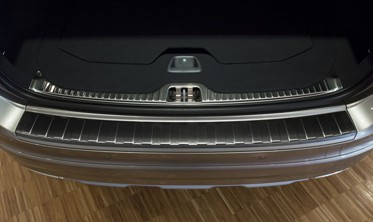 Накладка на бампер із загином та ребрами Volvo XC60 чорна (графіт) фото