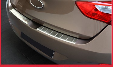 Накладка на бампер із загином та ребрами Hyundai I30 фото