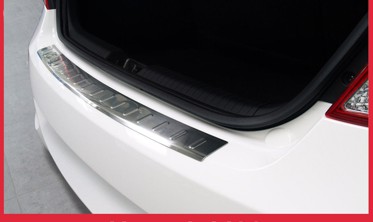 Накладка на бампер с загибом и ребрами Hyundai i20  фото