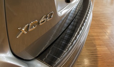 Накладка на бампер із загином та ребрами Volvo XC60 чорна (графіт) фото