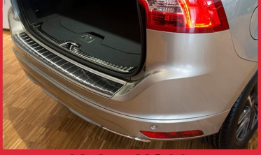 Накладка на бампер із загином та ребрами Volvo XC60 чорна (графіт) фото