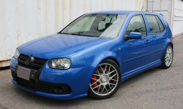 Бампер передний Golf 4 в стиле Golf 5 R32 с черной решеткой фото