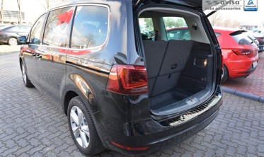 Накладка на бампер с загибом и ребрами Seat Alhambra II/Volkswagen Sharan II (двойная полировка) фото