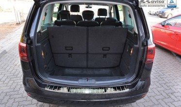 Накладка на бампер с загибом и ребрами Seat Alhambra II/Volkswagen Sharan II (двойная полировка) фото
