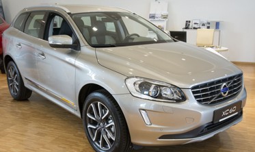 Накладка на бампер із загином та ребрами Volvo XC60 подвійне полірування фото