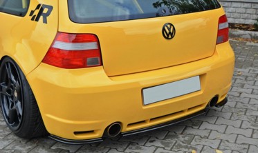 Задняя центральная накладка на бампер Volkswagen Golf 4 R32 фото