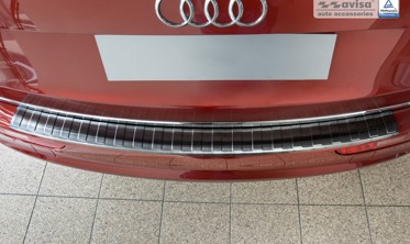 Накладка на бампер с загибом и ребрами Audi Q5 черная (графит) фото