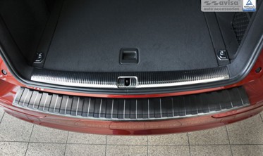 Накладка на бампер с загибом и ребрами Audi Q5 черная (графит) фото