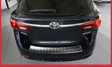 Накладка на бампер із загином та ребрами Toyota Avensis MK III FL Kombi фото