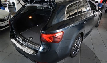 Накладка на бампер із загином та ребрами Toyota Avensis MK III FL Kombi фото