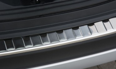 Накладка на бампер із загином та ребрами Toyota Rav4 IV фото