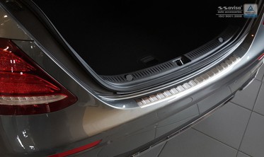 Накладка на бампер с загибом и ребрами Mercedes E W213 Sedan фото