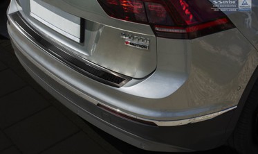 Накладка на бампер Volkswagen Tiguan II (черная сталь+carbon) фото