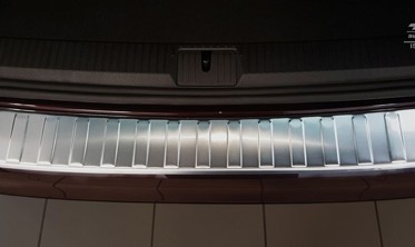Накладка на бампер із загином та ребрами Volkswagen Passat B8 Variant (kombi) фото