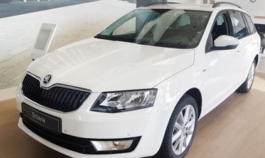 Накладка на бампер із загином та ребрами Skoda Octavia III Kombi чорна (графіт) фото