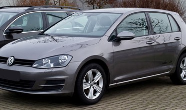 Накладка на бампер с загибом Volkswagen Golf VII Hatchback (черная сталь+carbon red) фото