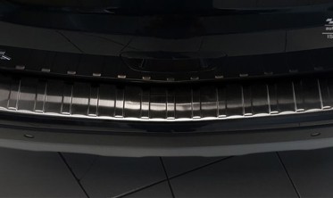 Накладка на бампер с загибом и ребрами Opel Mokka X (рест.) черная фото