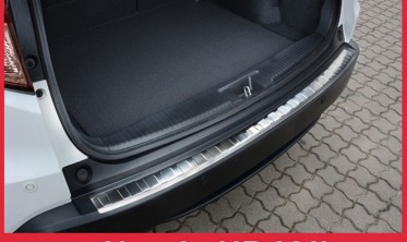 Накладка на бампер с загибом и ребрами Honda HR-V 2 фото