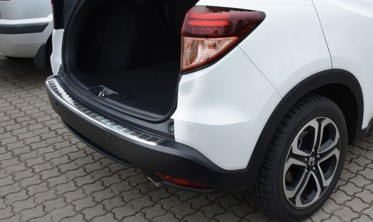 Накладка на бампер с загибом и ребрами Honda HR-V 2 фото