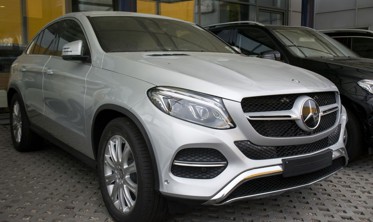 Накладка на бампер с загибом Mercedes GLE C292 черная сталь+carbon red фото