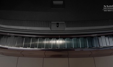 Накладка на бампер с загибом и ребрами Volkswagen Passat B8 Variant (kombi) черная (графит) фото