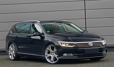 Накладка на бампер с загибом и ребрами Volkswagen Passat B8 Variant (kombi) черная (графит) фото