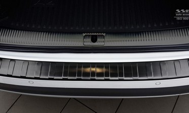 Накладка на бампер із загином та ребрами Audi A4 B9 Allroad чорна фото