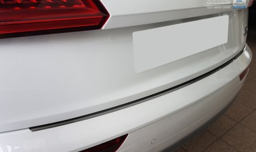 Захисна накладка на бампер із загином Audi Q5 II чорна фото
